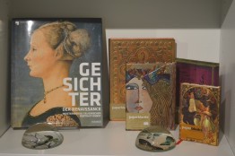 Kunstbücher, Notizbücher und Briefbeschwerer 