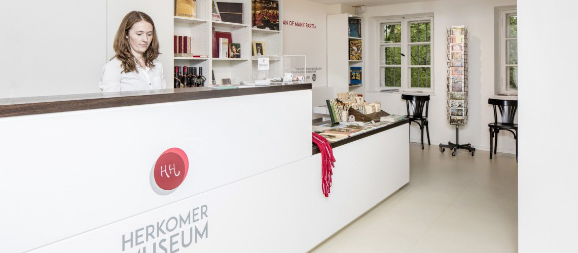 Empfangstresen des Museums mit Shop