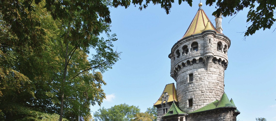 Der obere Teil des Mutterturms zwischen Bäumen