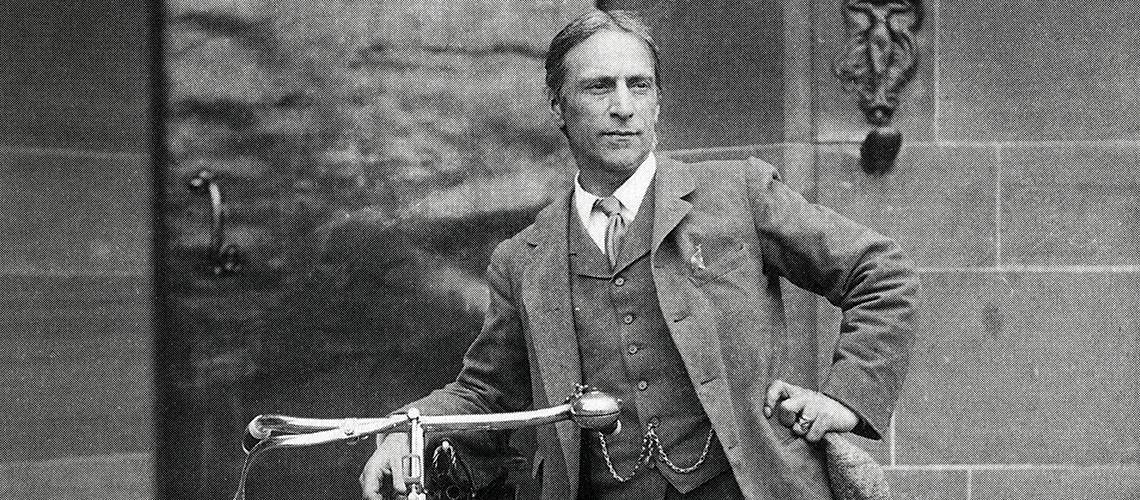 Schwarz-weiß-Foto von Hubert von Herkomer mit Fahrrad