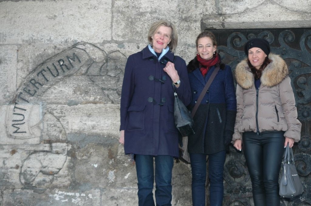 Drei Vertreterinnen des Innerwheel Club am Eingang des Mutterturms