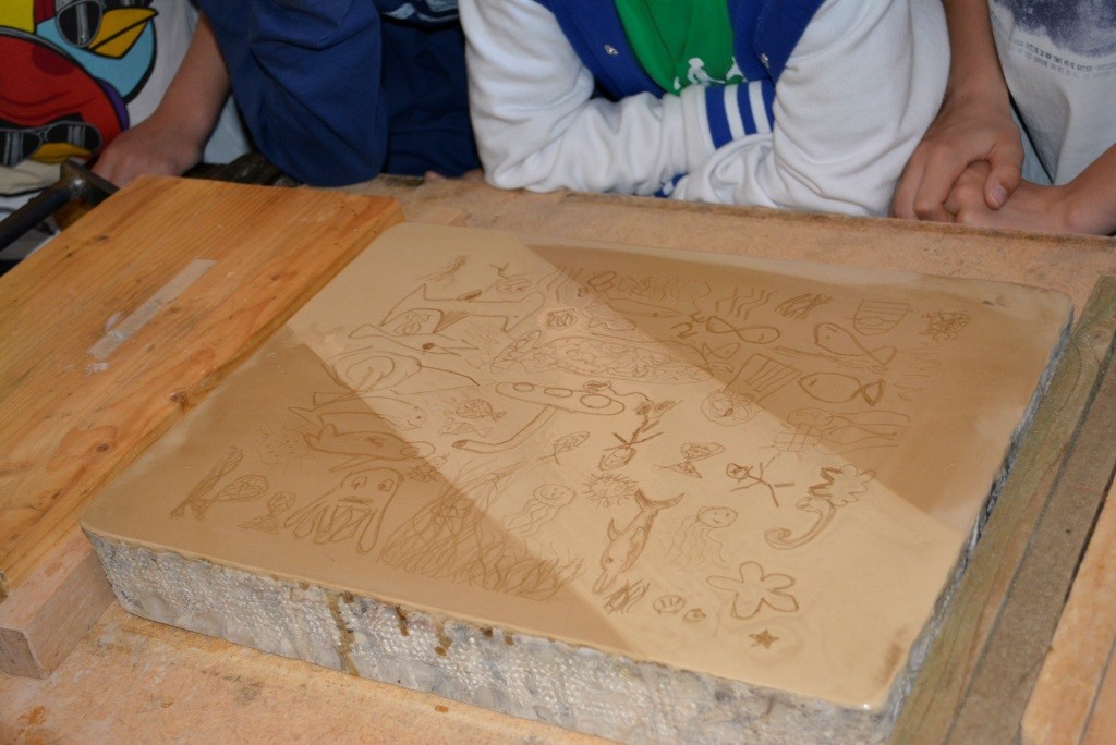 Mit Tiermotiven bemalter Druckstein