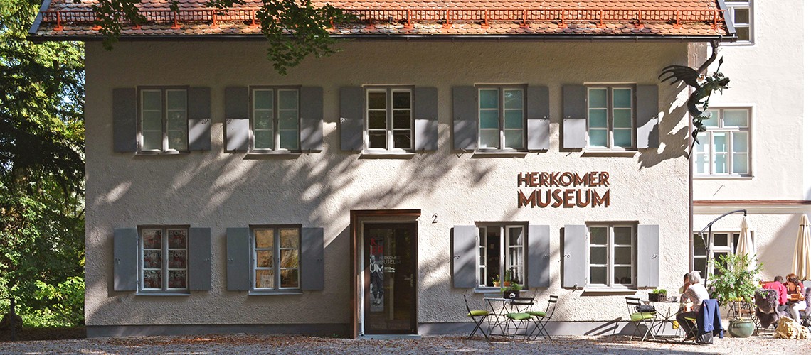 Frontalansicht des Herkomer Museums mit nebenliegendem Café