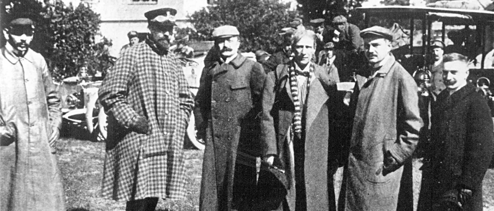 Schwarz-weiß-Foto Herkomer mit fünf Herren des Bayerischen Automobilclubs