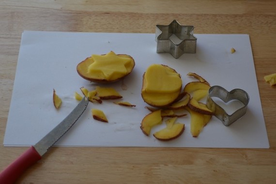 Eingestanzte Formen in der Kartoffel freilegen