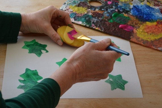 Kartoffelstempel mit Farbe einpinseln