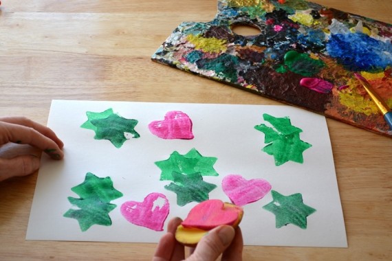 Mit Kartoffelstempel bedrucktes Papier