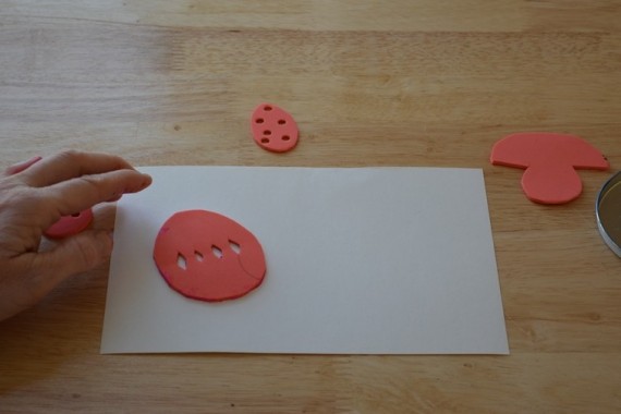 Schablonen aufs Papier pressen