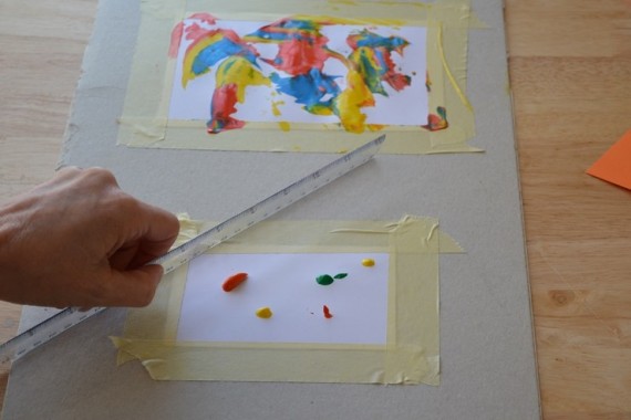 Mit Lineal über die Farbkleckse streichen