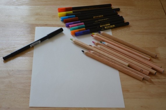 Buntstifte und Papier