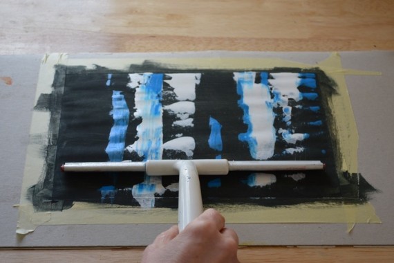 Mit Fensterwischer über die Farbe streichen