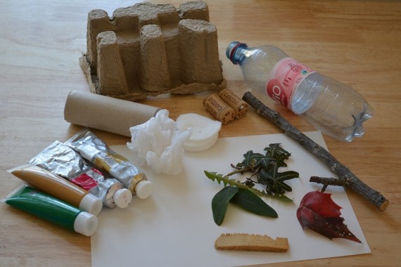 Material für Materialdruck: Farbtuben, Papier, strukturierte Materialien