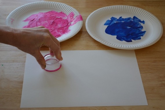 Formen in Farbe und dann auf Papier drücken