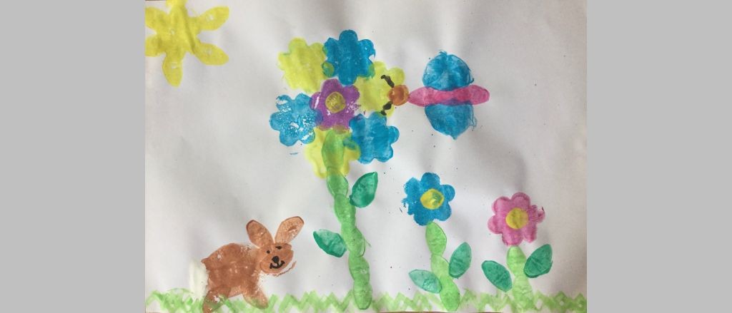 Buntes Bild im Kartoffeldruck zeigt Blumen, Hase, Schmetterling und Sonne