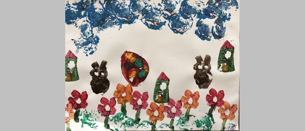 Motiv im Kartoffeldruck mit Blumenwiese, Häusern, Hasen und Himmel