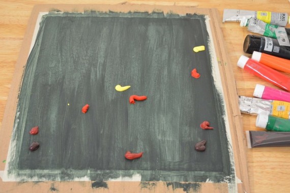 Auf dunkle Grundierung Farbe klecksen