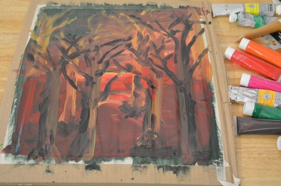 Baumstämme auf den Hintergrund in Rottönen gezeichnet