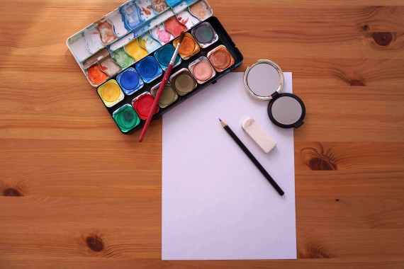 Material für Porträt: Bleistift, Radiergummi, Papier, Wasserfarben, Pinsel, Spiegel